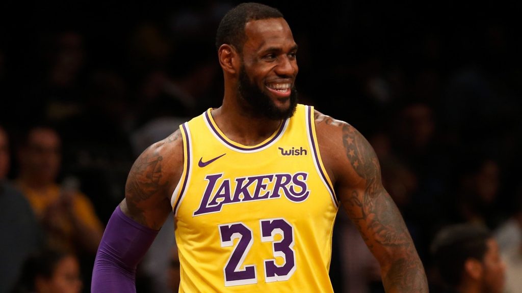 LeBron James sorride durante una pausa di gioco coi Lakers