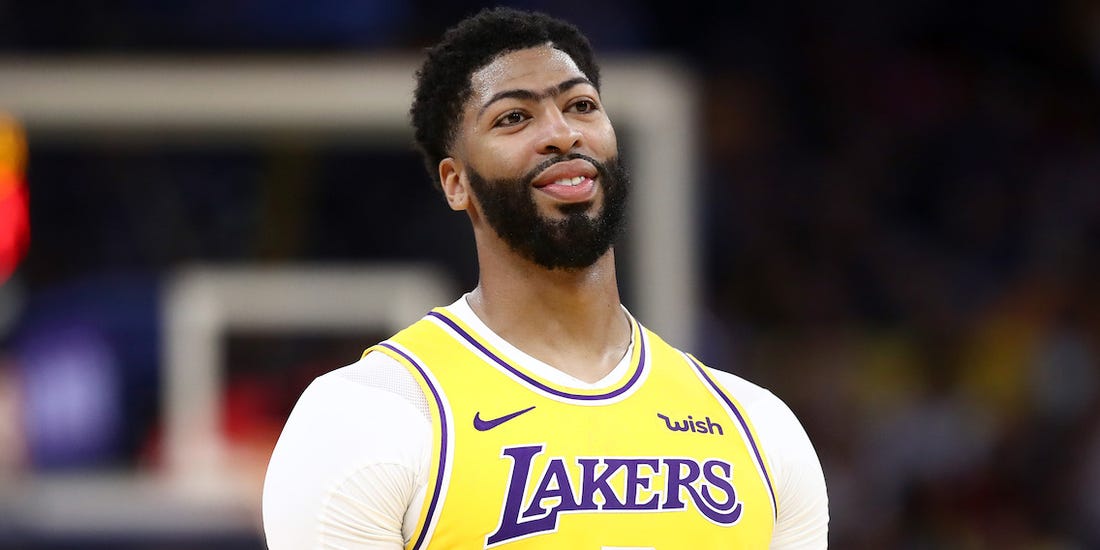 Anthony Davis durante una partita con i Lakers