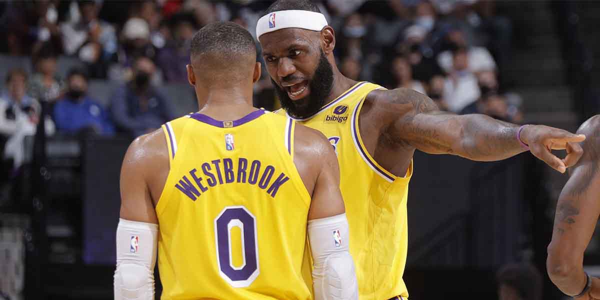 LeBron James parla con Russell Westbrook