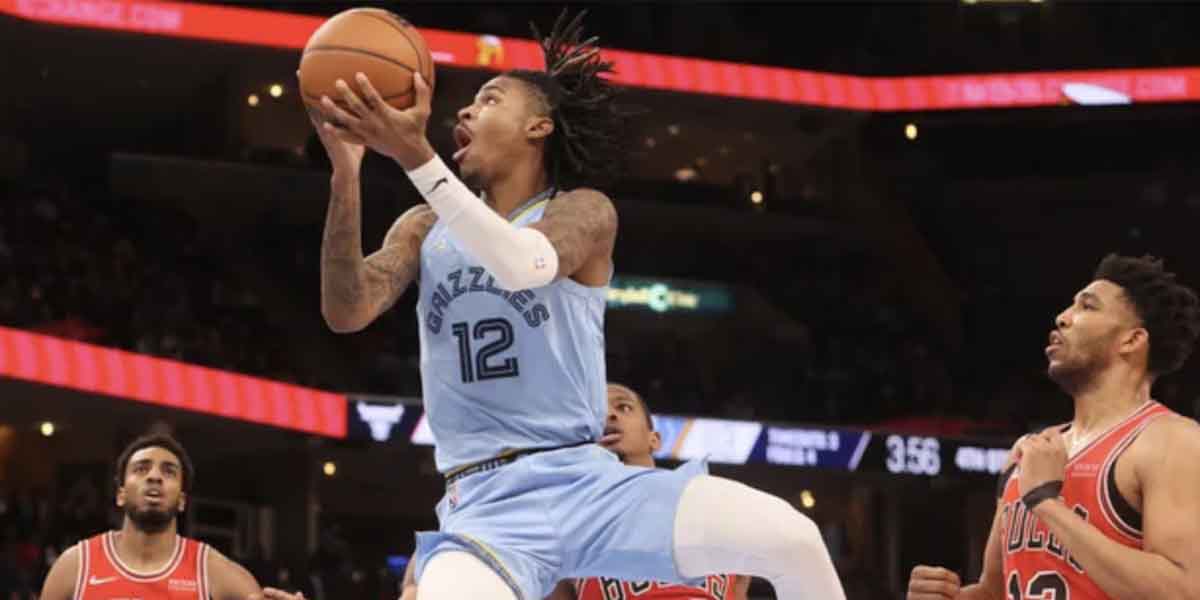 Ja Morant vola al ferro in acrobazia