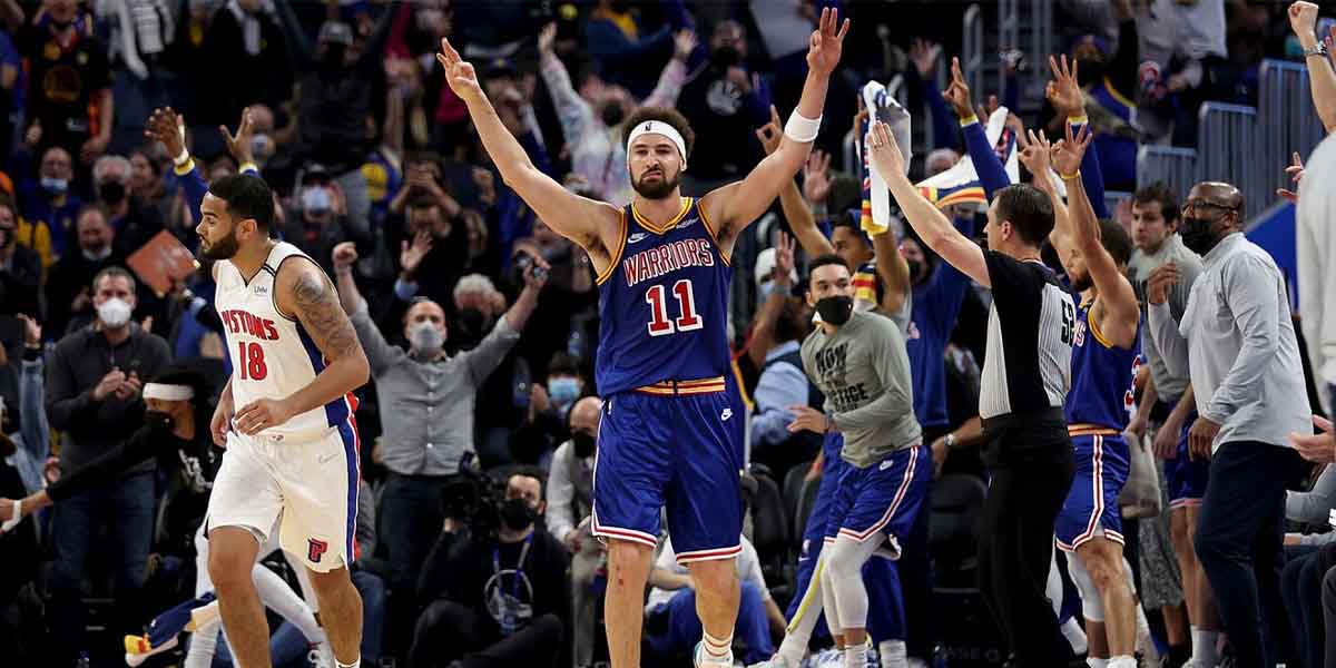 Klay Thompson esulta dopo aver segnato una tripla