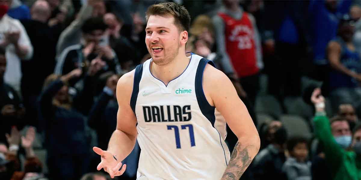 Luka Doncic esulta dopo la tripla segnata contro i Raptors nel finale di gara