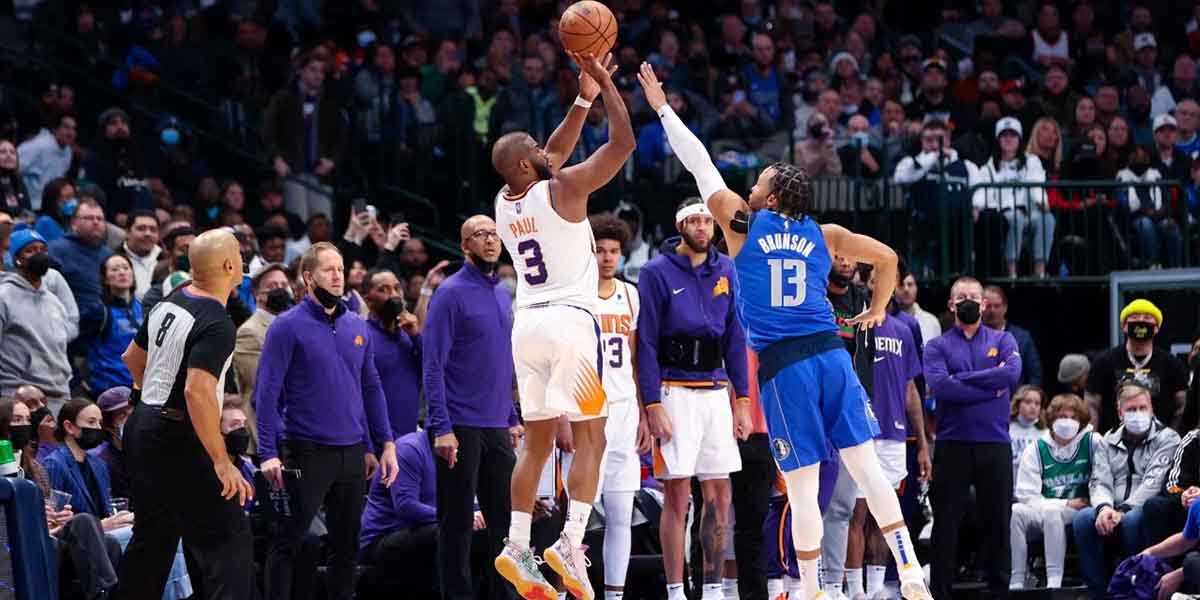 Chris Paul in sospensione per tirare la tripla della vittoria