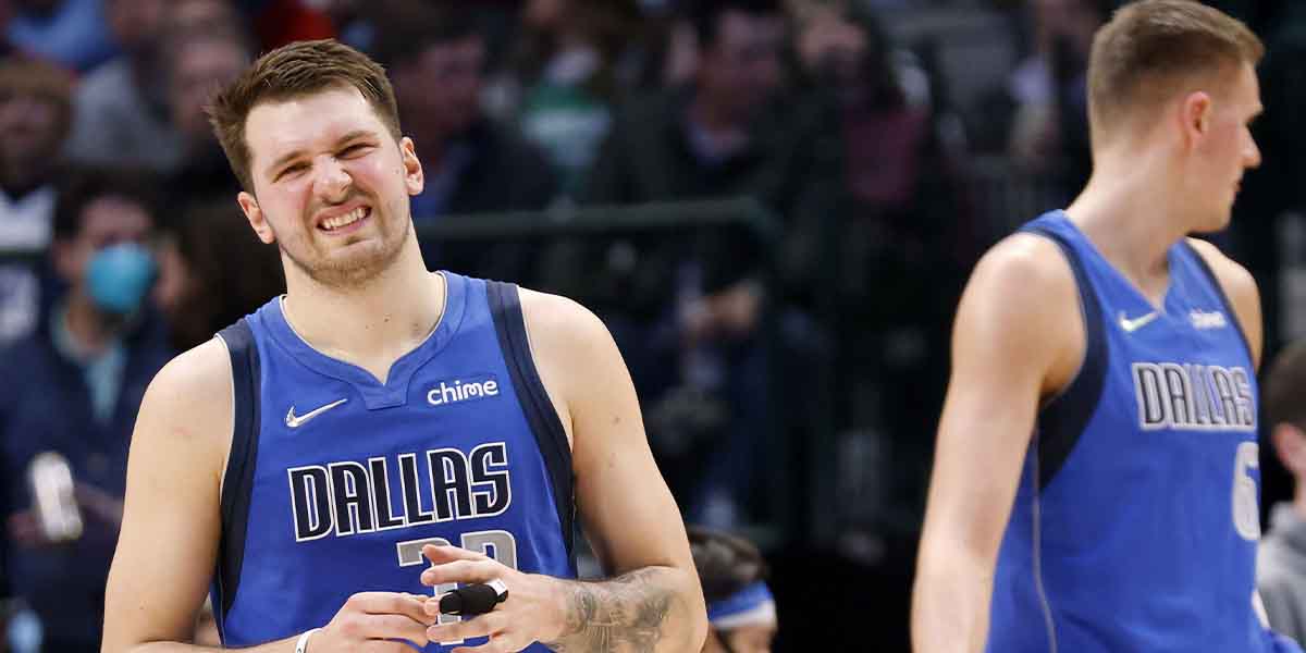 La smorfia di dolore di Doncic dopo la botta al collo