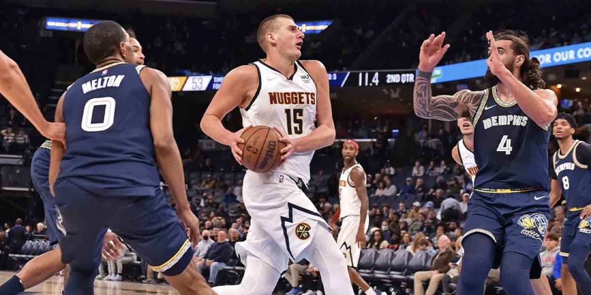 Nikola Jokic attacca il canestro