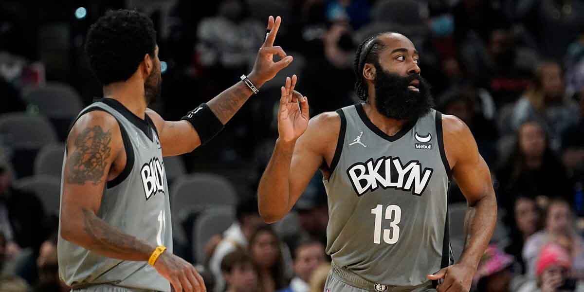 James Harden esulta dopo la tripla segnata contro gli Spurs