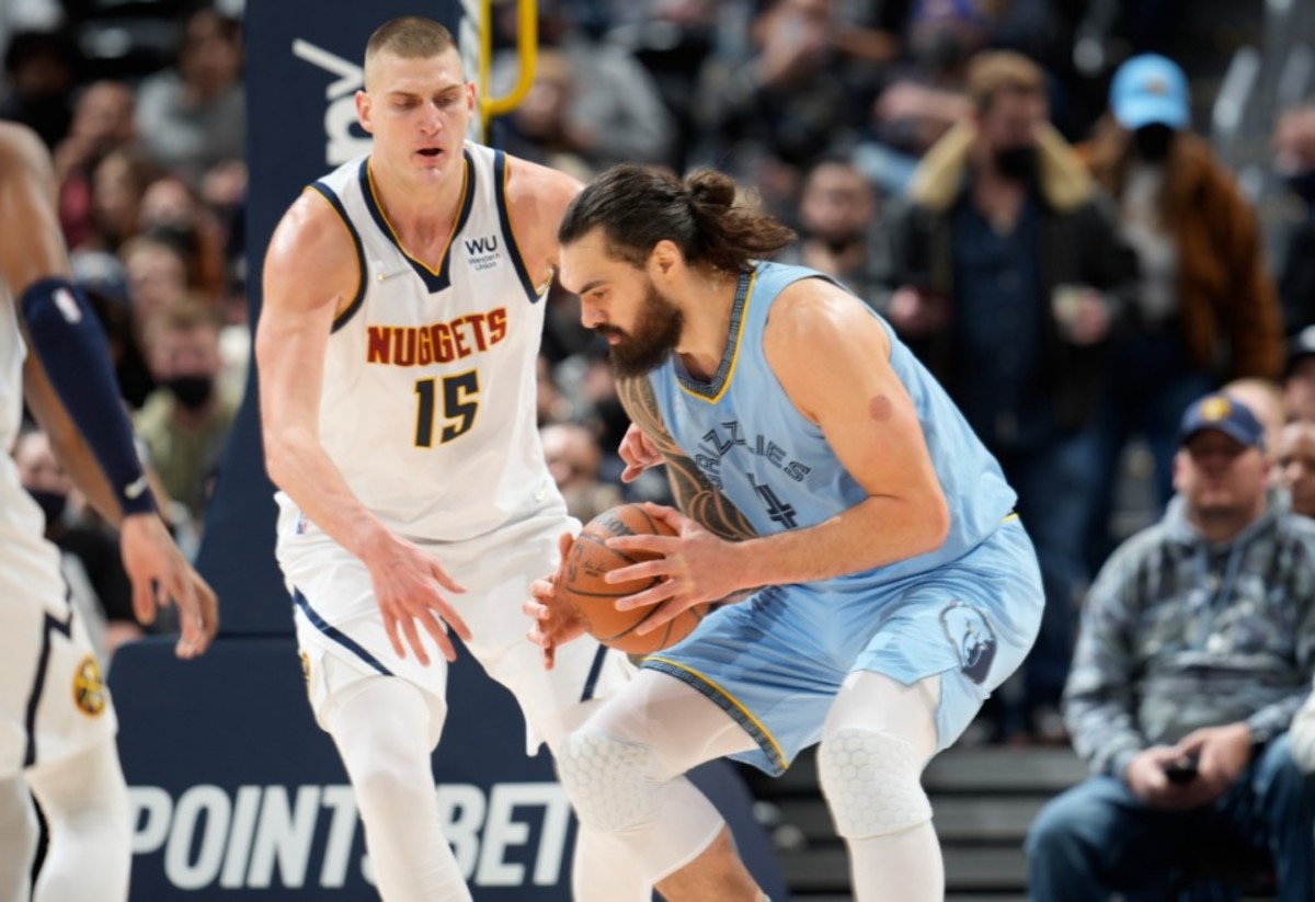 Steven Adams marcato da Nikola Jokic
