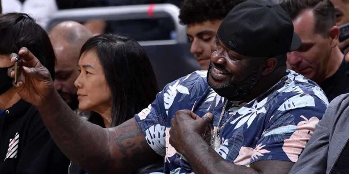 Shaquille O'Neal si fa un selfie durante Magic-Lakers