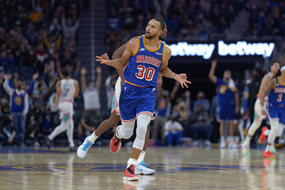 Curry in azione con gli Warriors