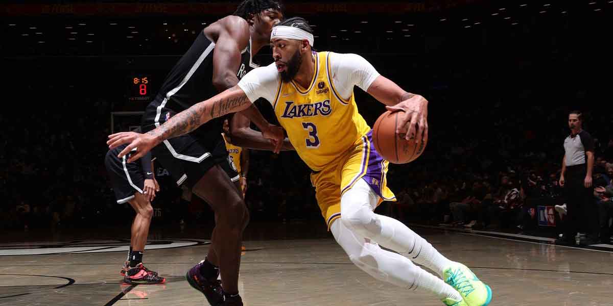 Anthony Davis in post