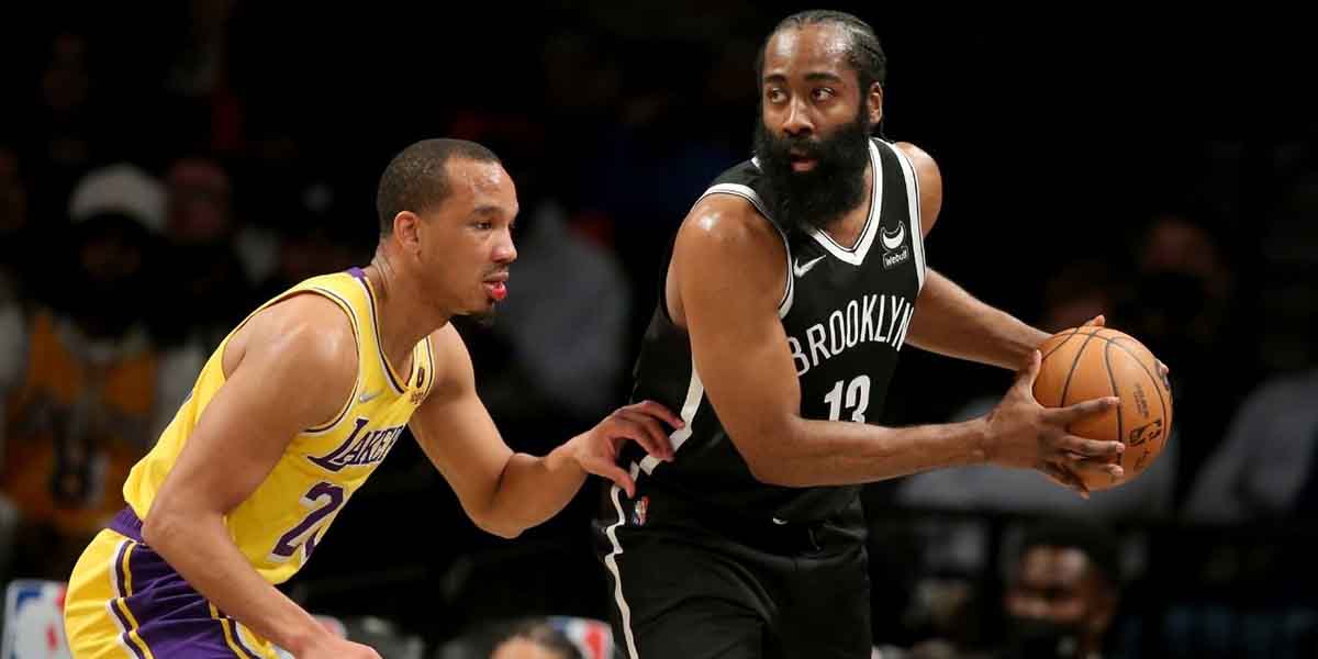 James Harden marcato da Avery Bradley