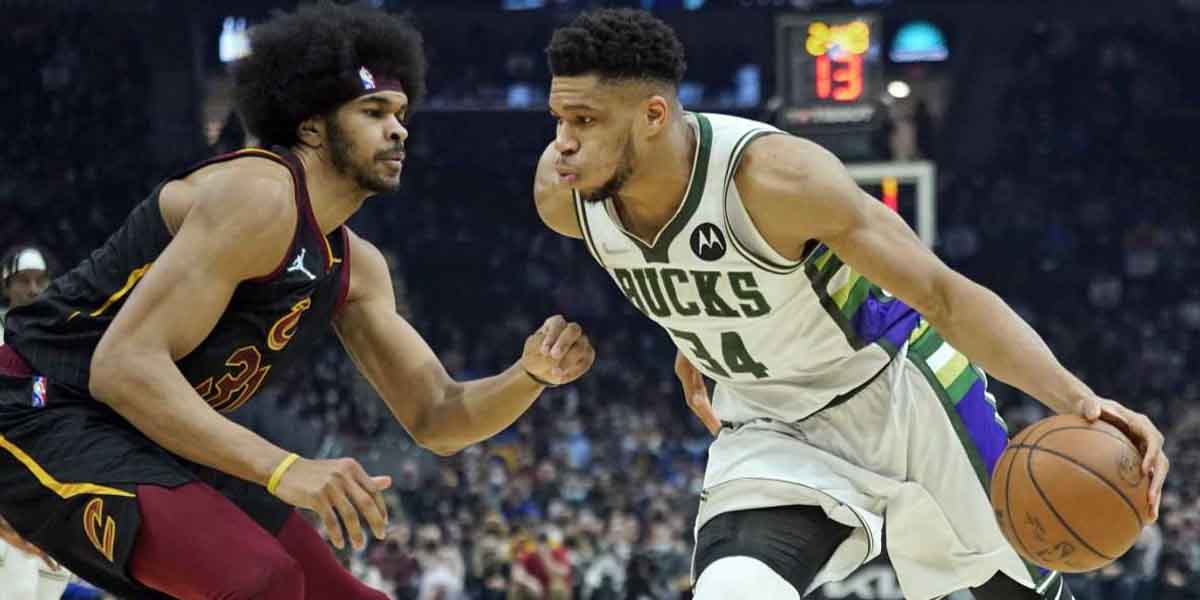 Giannis Antetokounmpo contro Jarrett Allen