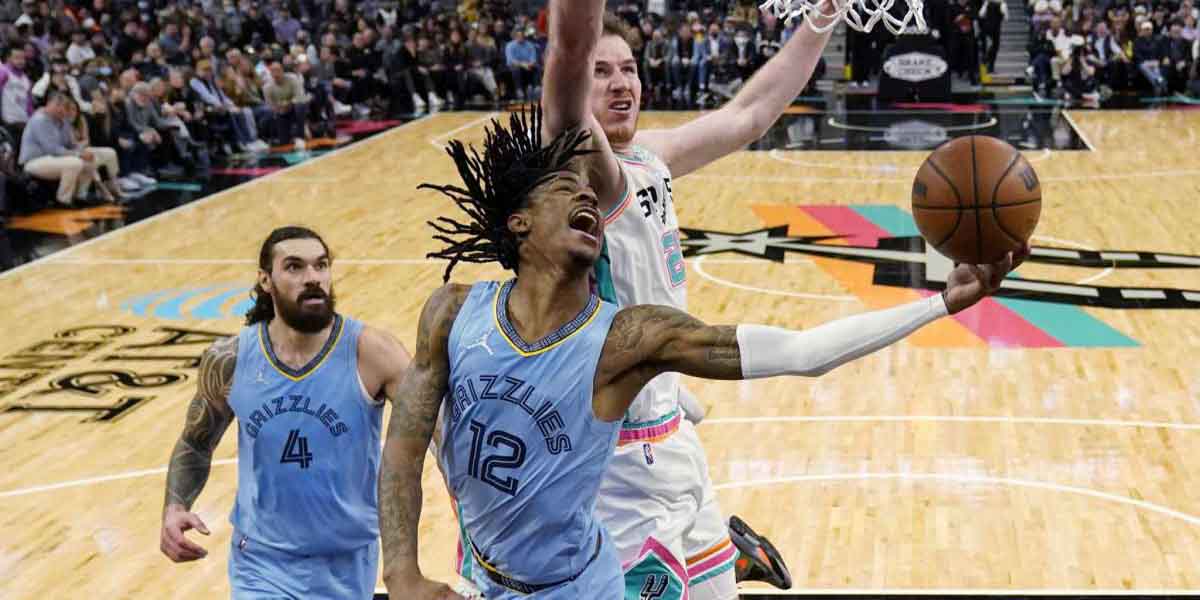 Ja Morant in acrobazia