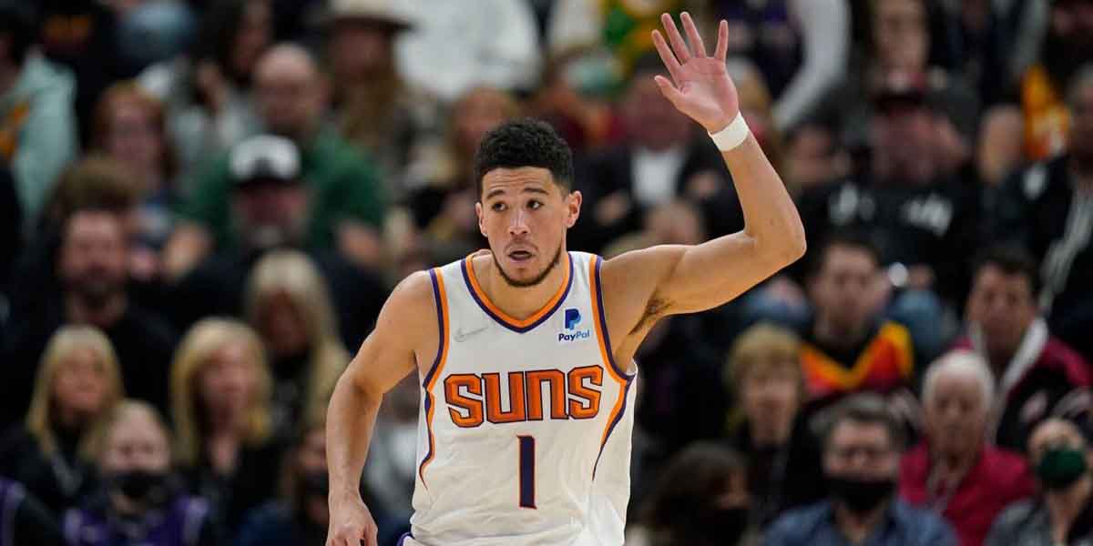 Devin Booker esulta