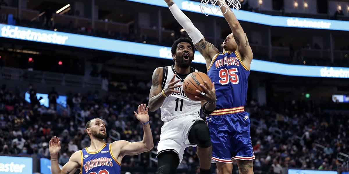 Kyrie Irving in acrobazia contro Jordan Poole