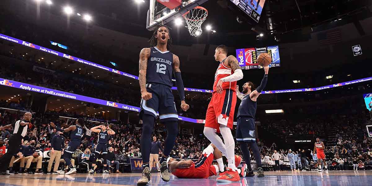 Ja Morant esulta dopo la schiacciata windmill
