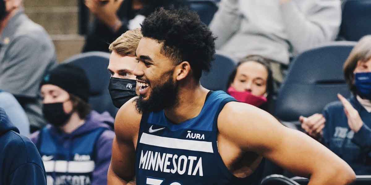 Karl-Anthony Towns sorride in panchina