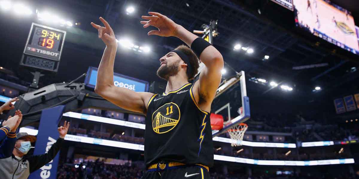 Klay Thompson esulta coi tifosi