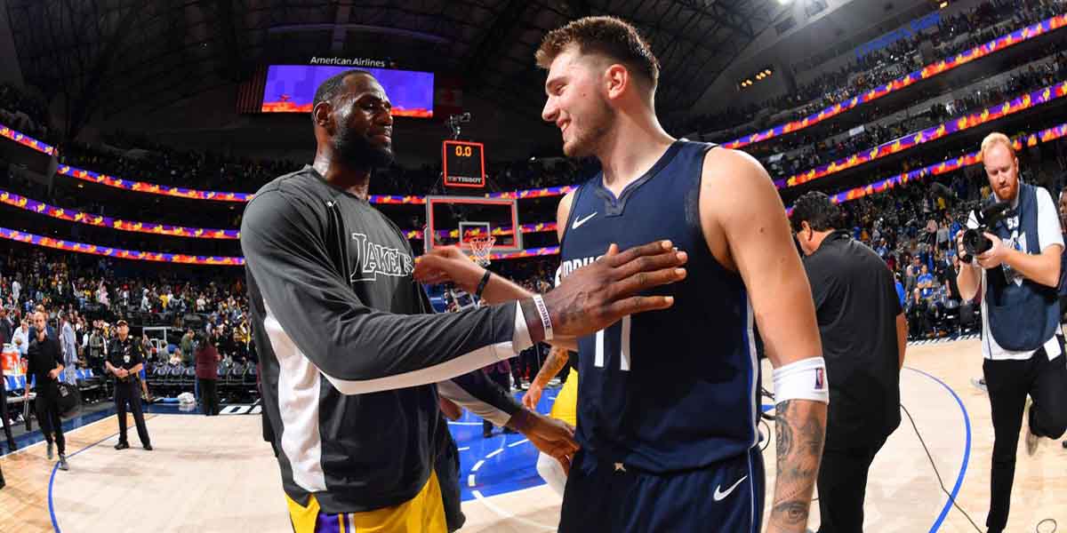 LeBron James e Luka Doncic si salutano allla fine di Lakers-Mavericks