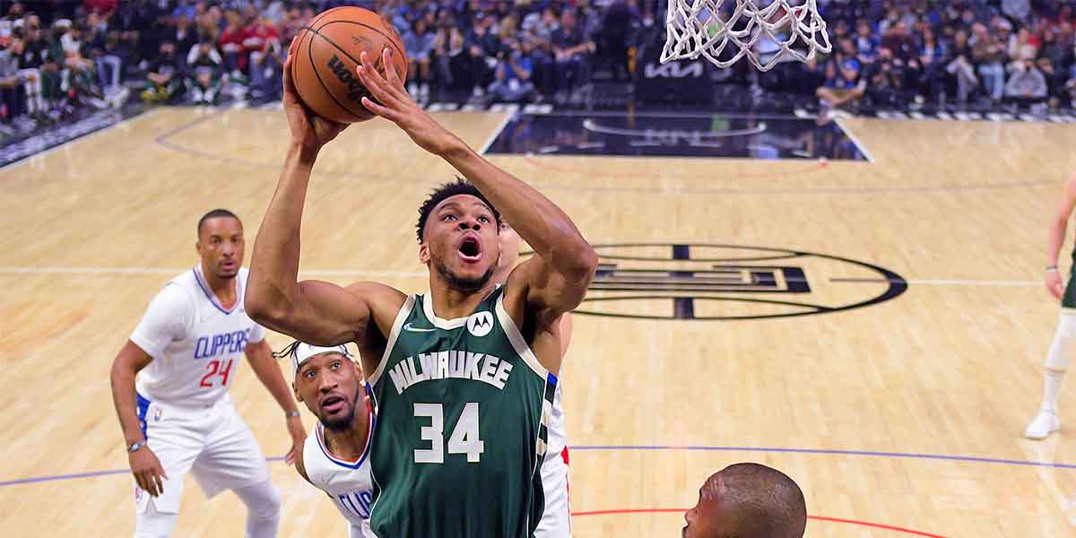 Giannis Antetokounmpo vola verso il ferro