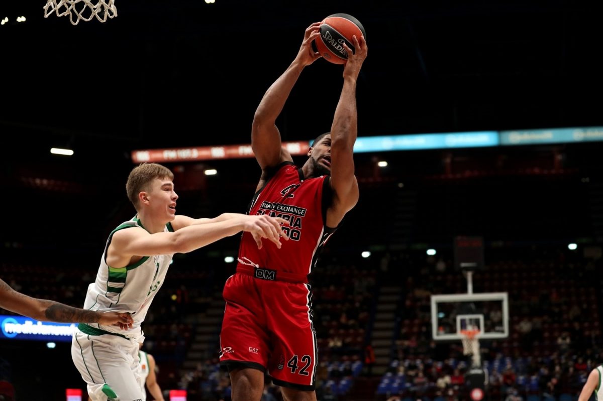 Kyle Hines in maglia Olimpia Milano