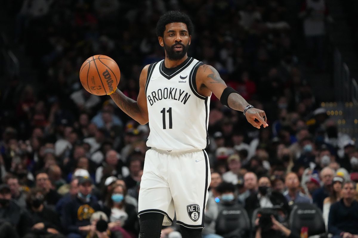 Kyrie Irving controlla il gioco dei Brooklyn Nets