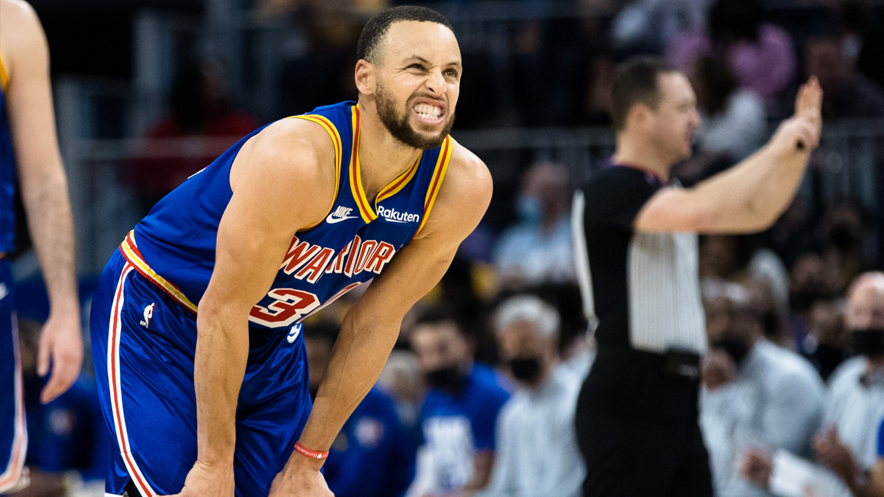 La smorfia di Stephen Curry in seguito alla sconfitta contro i New York Knicks