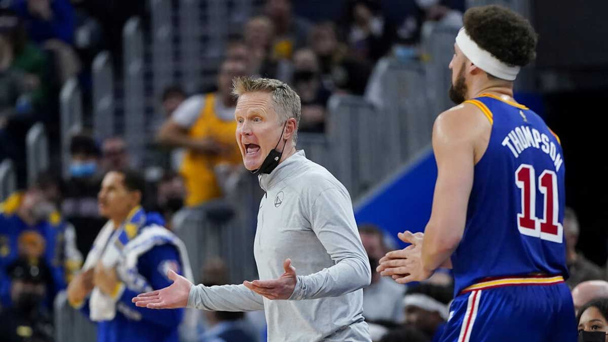 Steve Kerr si lamenta con la sua squadra