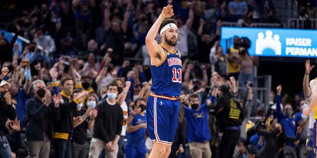 Klay Thompson esulta dopo aver segnato da tre punti