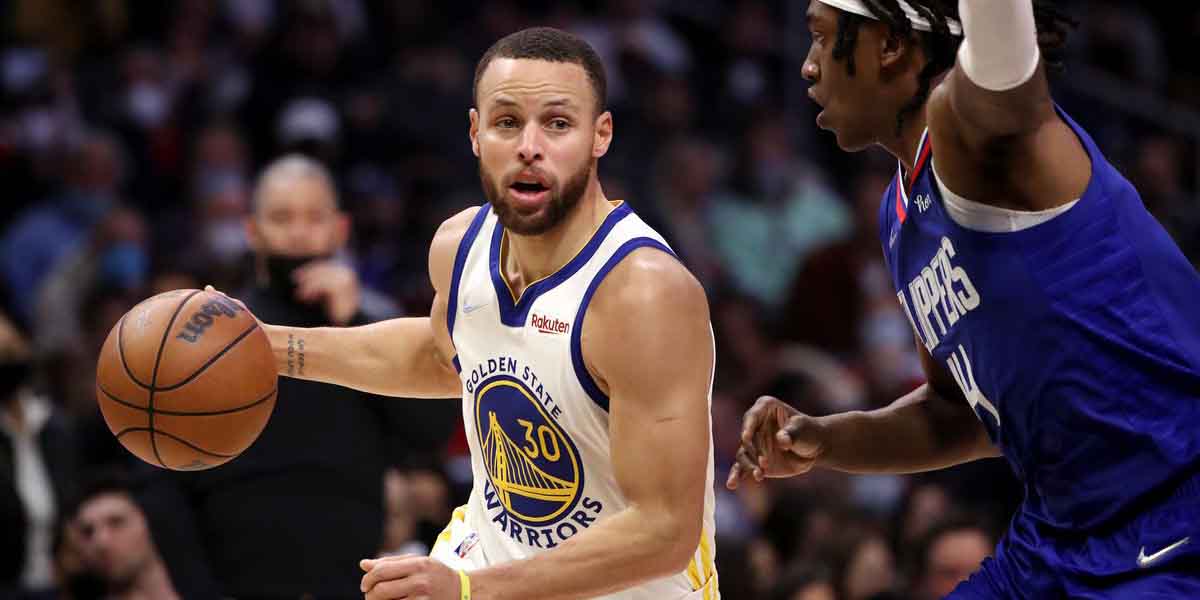 Stephen Curry in palleggio contro Terance Mann