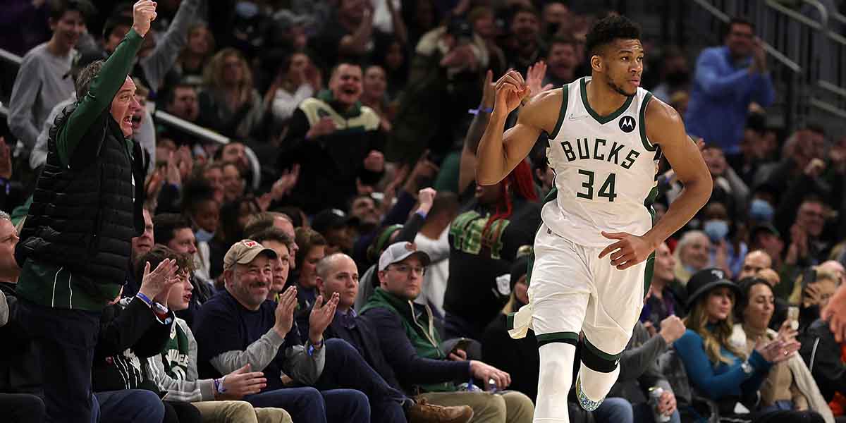 Giannis Antetokounmpo esulta dopo aver segnato 50 punti