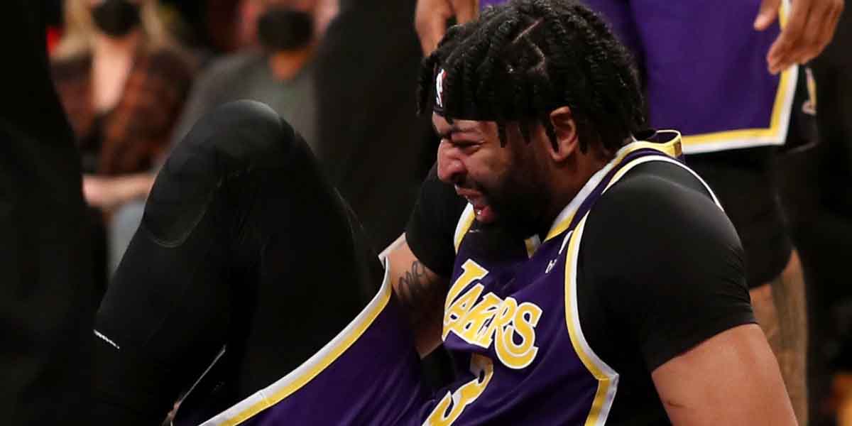 Anthony Davis dolorante per l'infortunio alla caviglia