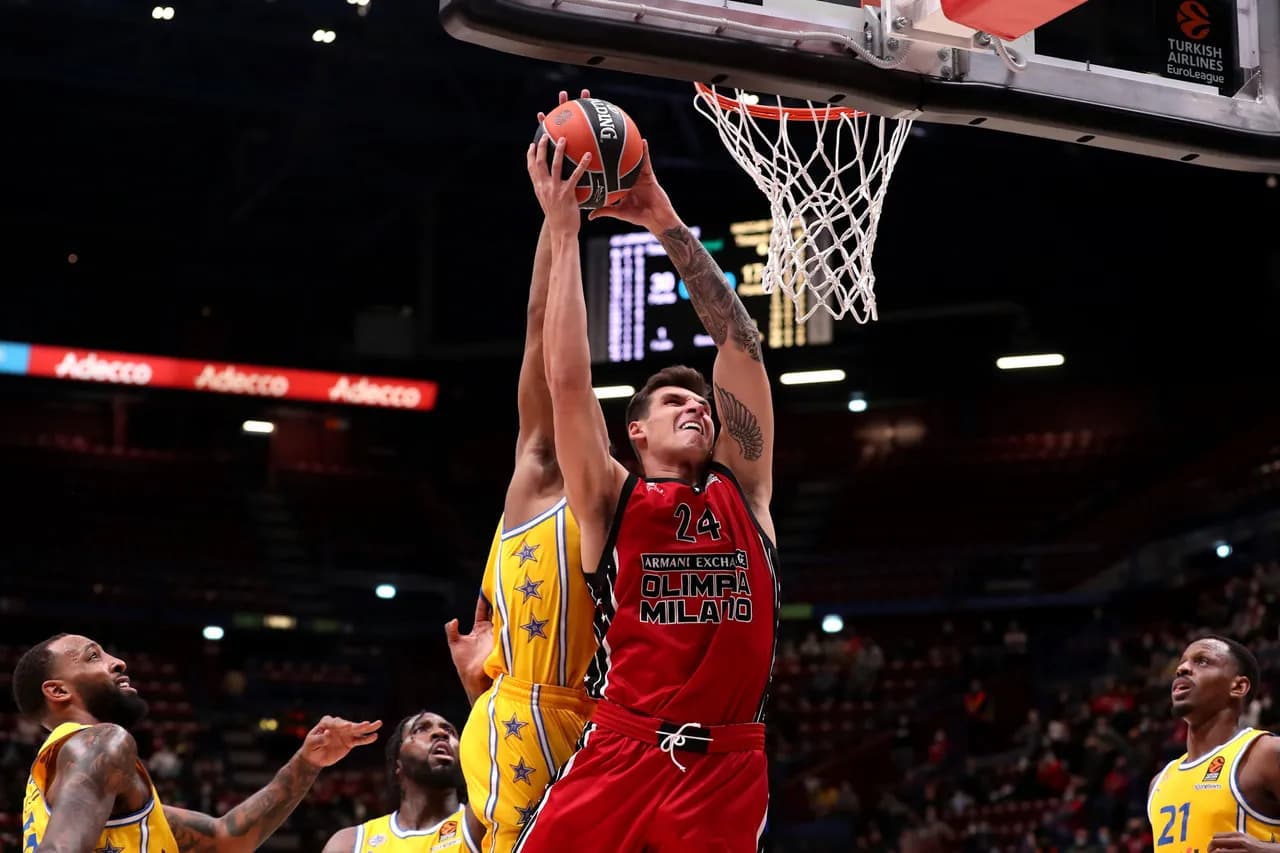 Mitoglou in maglia Olimpia Milano