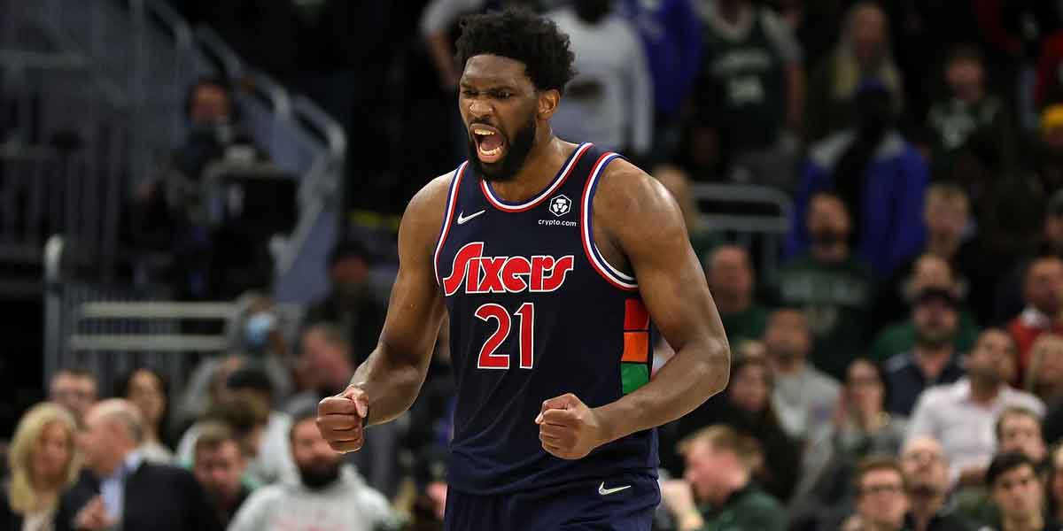 Joel Embiid esulta dopo i 42 punti rifilati ai Milwaukee Bucks