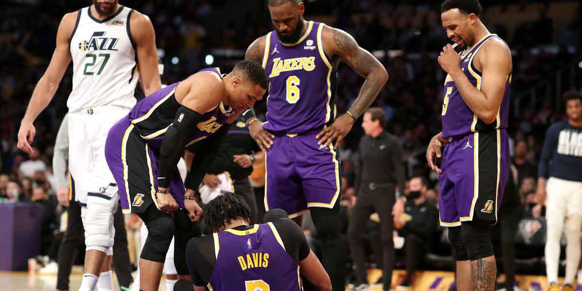 Russell Westbrook, LeBrno James e Talen Horton-Tucker con Anthony Davis