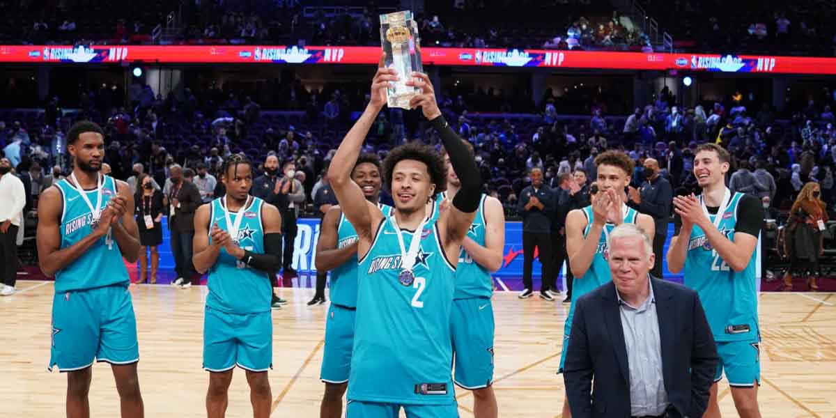 Cade Cunningham alza il trofeo di MVP del Clorox Rising Stars 2022