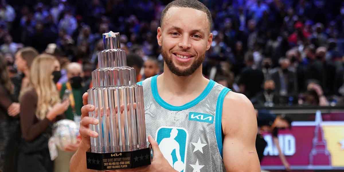 Stephen Curry premiato come MVP dell'All-Star Game, col Kobe Bryant Trophy