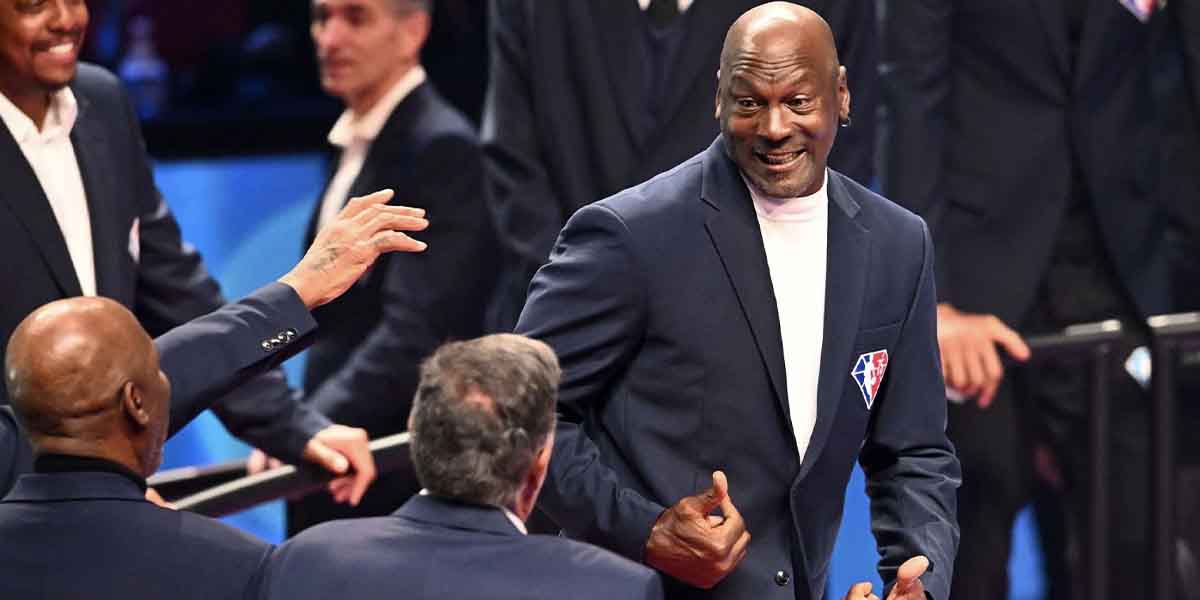 Michael Jordan durante la cerimonia dei migliori 75 giocatori di sempre, durante l'All-Star Game di Cleveland