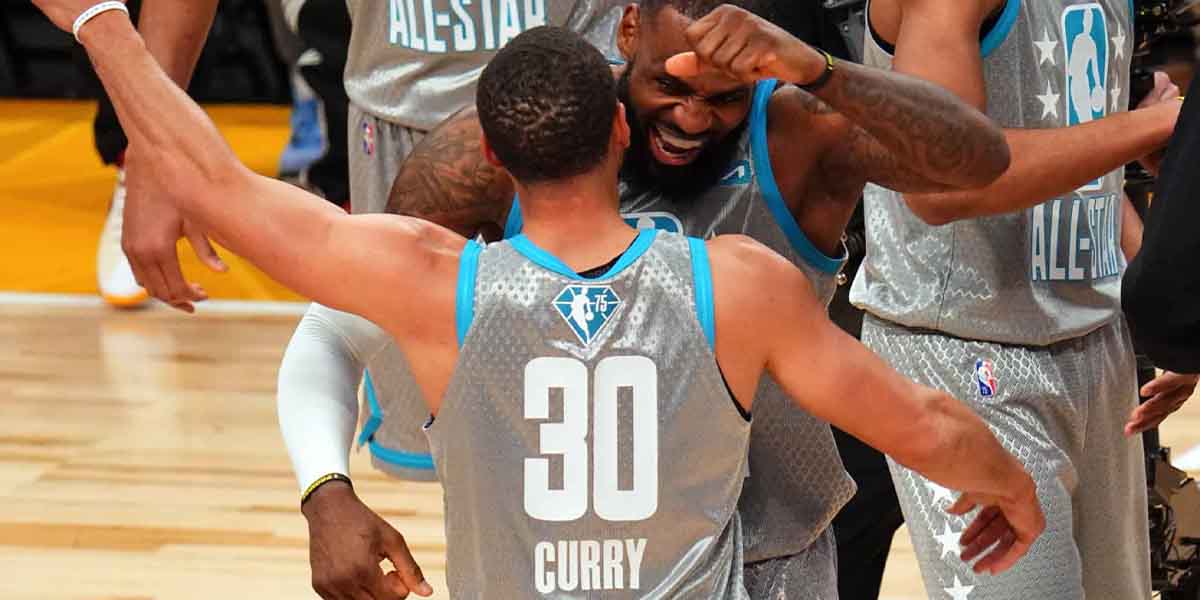 LeBron James abbraccia Stephen Curry