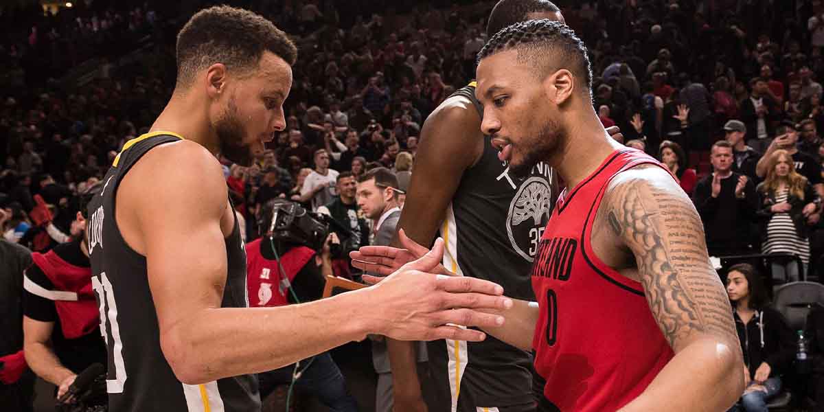 Damian Lillard e Stephen Curry si stringono la mano