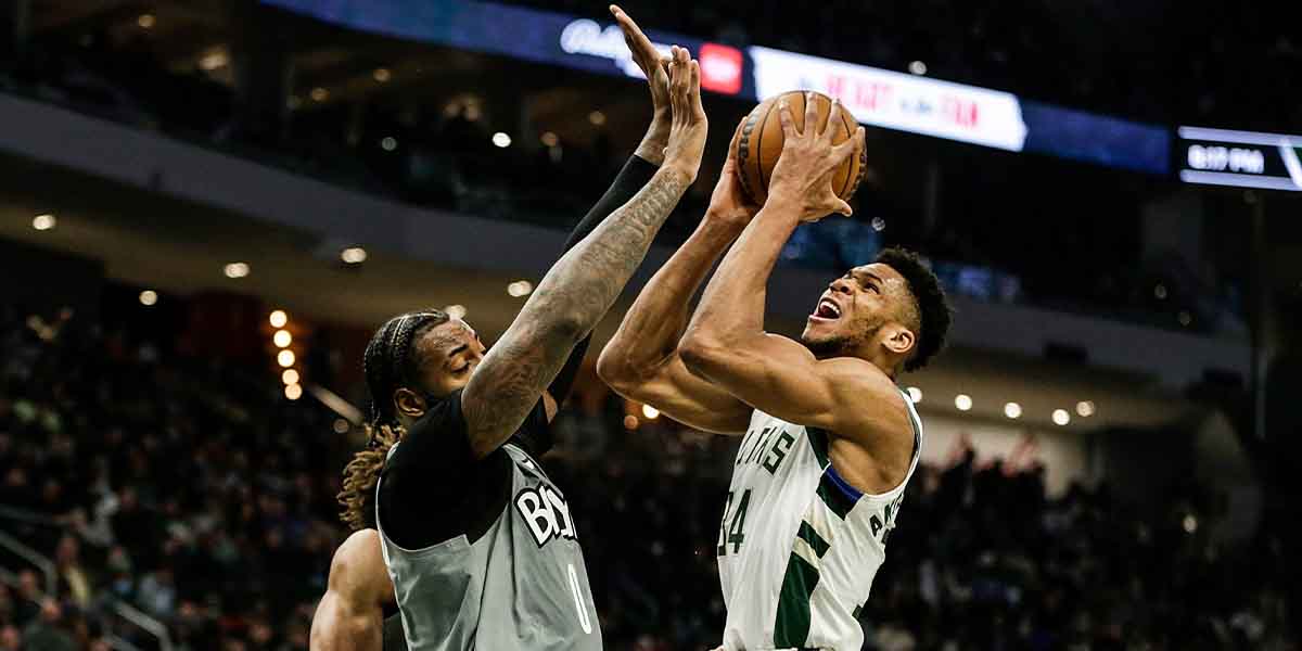 Giannis Antetokounmpo contrastato da Ande Drummond