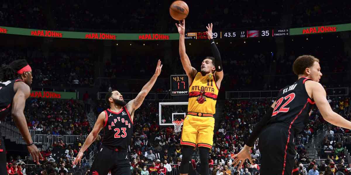 Trae Young al tiro contro la difesa dei Toronto Raptors