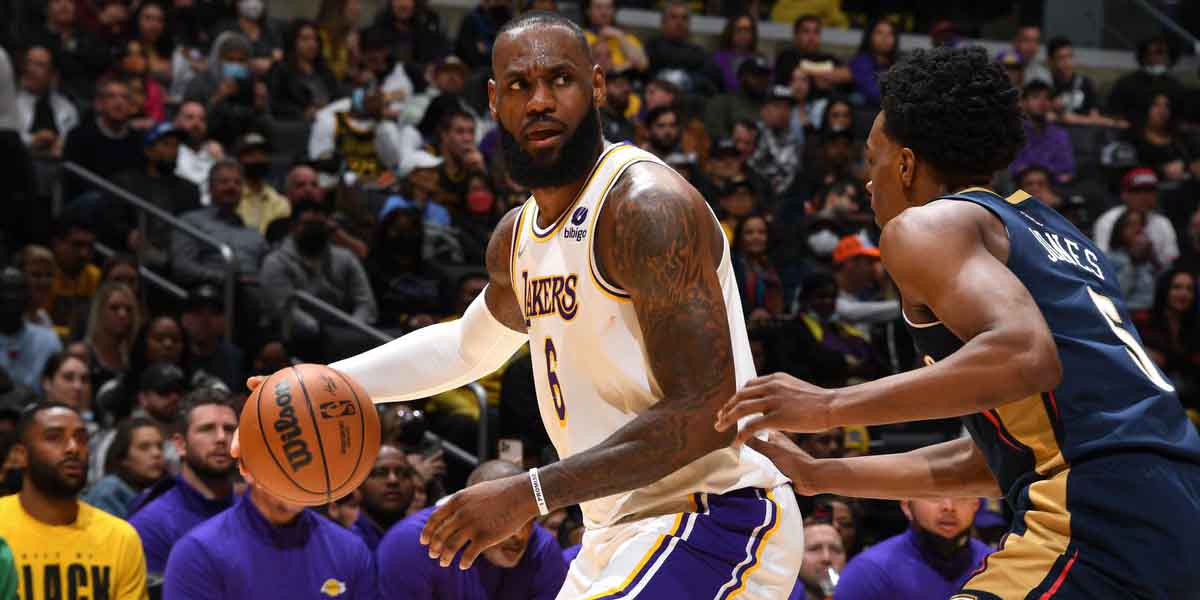 LeBron James in post contro Herbert Jones