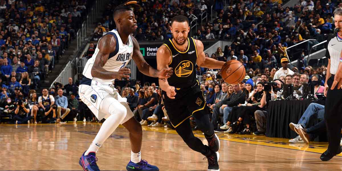 Stephen Curry attacca la difesa di Reggie Bullock