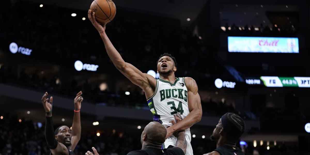 Giannis Antetokounmpo vola a canestro