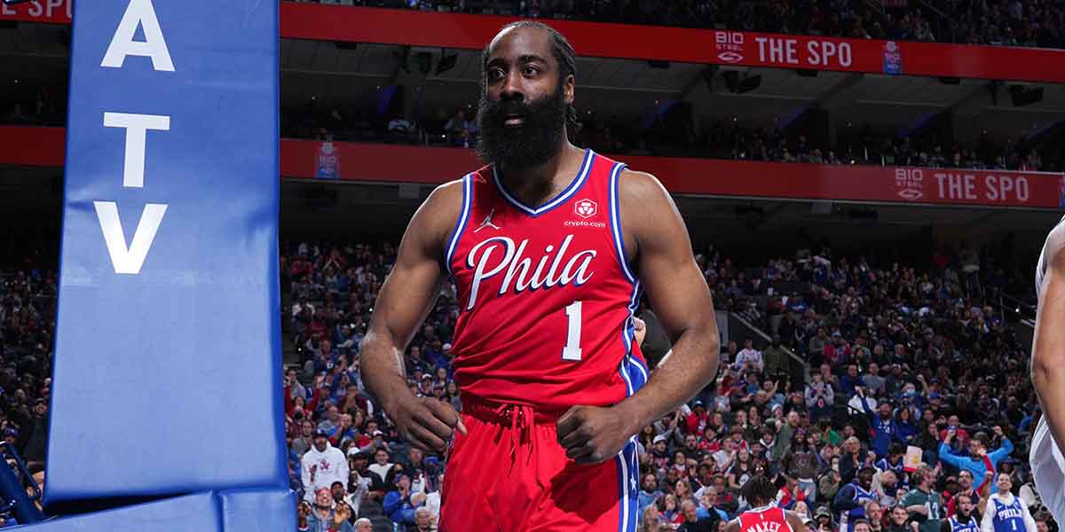 James Harden mostra i muscoli