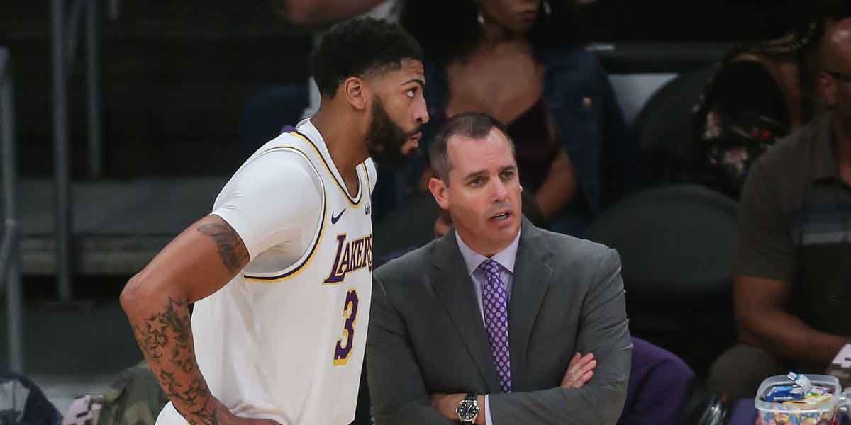 Anthony Davis parla con coach Frank Vogel