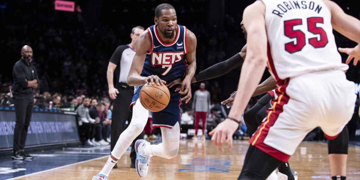 Kevin Durant attacca la difesa dei Miami Heat dal palleggio