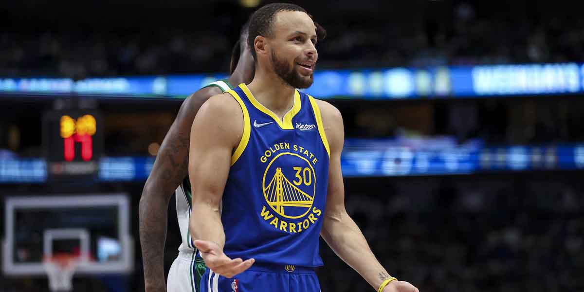 Stephen Curry si lamenta nella partita contro i Dallas Mavericks