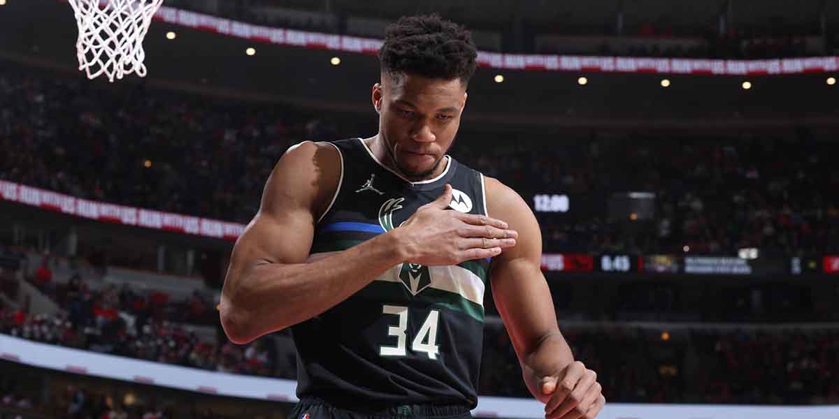 Giannis Antetokounmpo si batte la mano sul petto